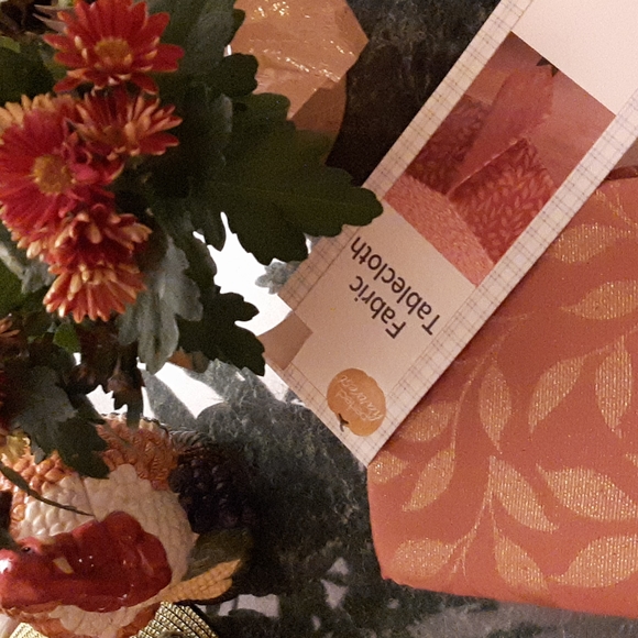 🍂🍁🍂Fabric Tablecloth- Beautiful! Rust with Gold Leaves 52" x 70"🍂 🍁🍂 - Picture 10 of 12